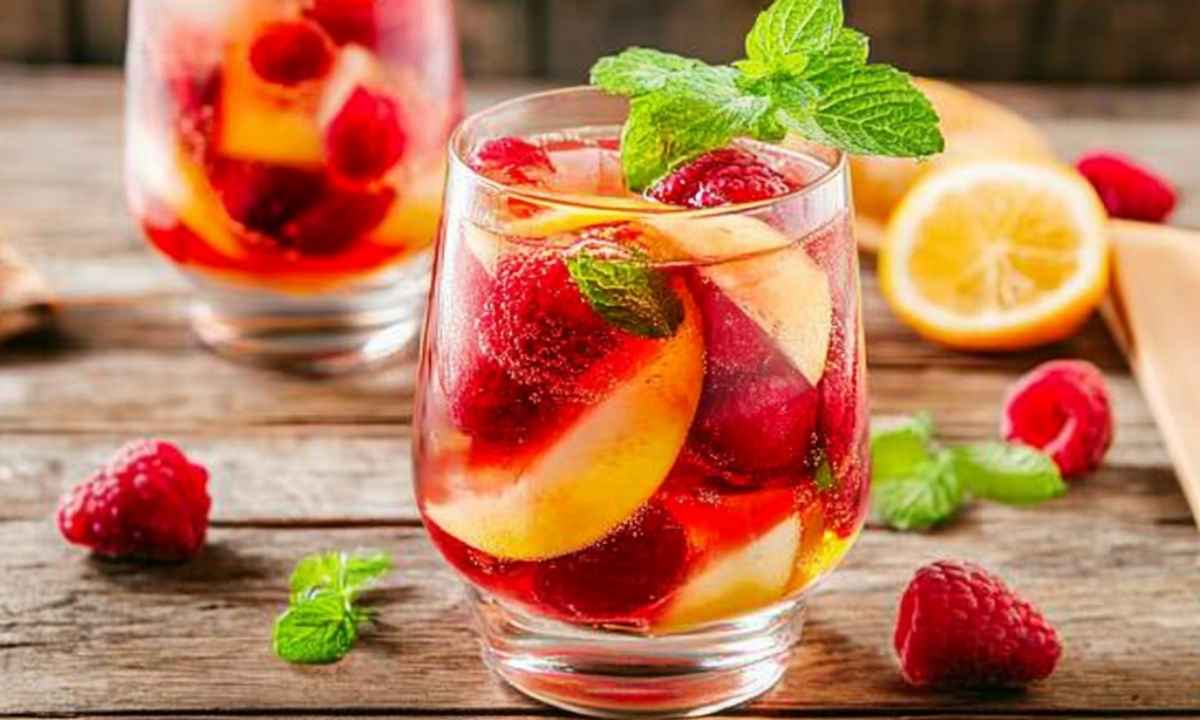 Sangria Blanche aux Fruits Frais Parfaite pour Noël